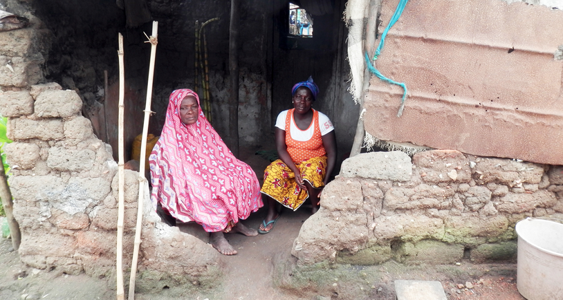 Anansi applicant and her grandmother in their home.